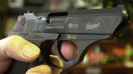 Варненец размахва газов пистолет пред полицай