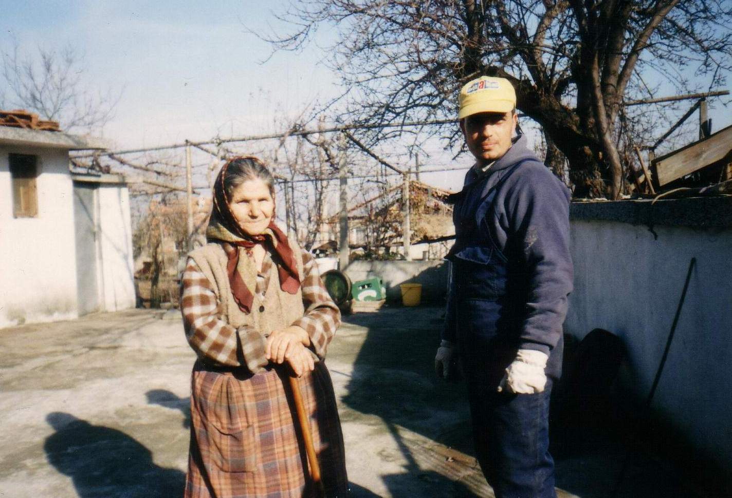 В селото на Джамов мерцедеси се гонят между каруци