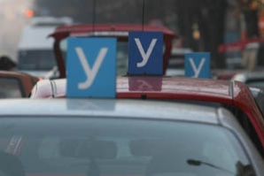 Двама на съд за фалшиви шофьорски книжки