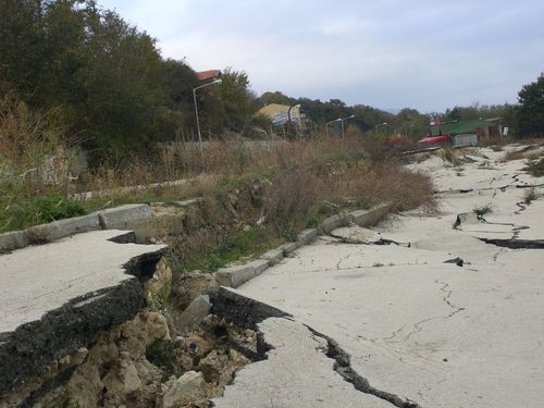 Свлачище заплашва да повлече къща, собственикът не иска да я напусне