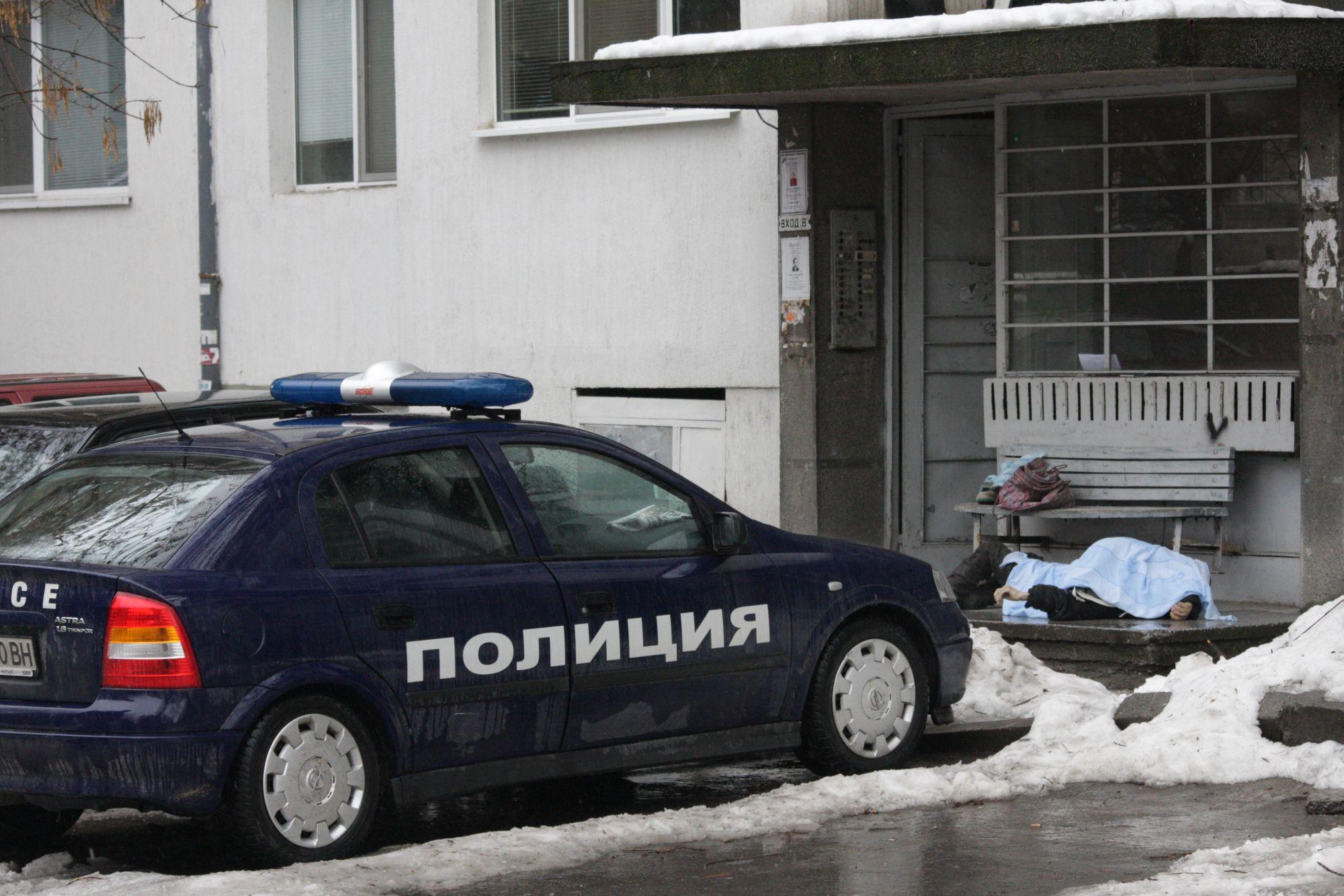Мъртвец посреща пловдивчани пред жилищен блок