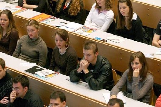 Университет шпионира интимния живот на студентите