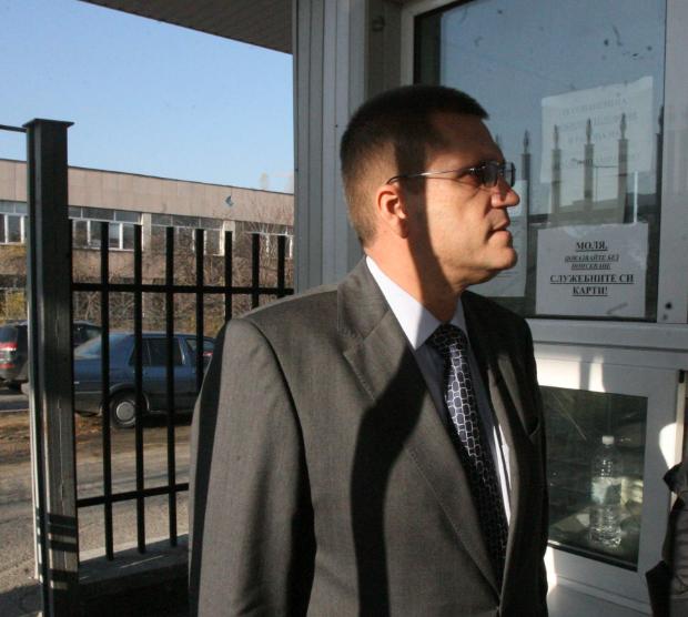 Ексвоенният министър обвиняем официално
