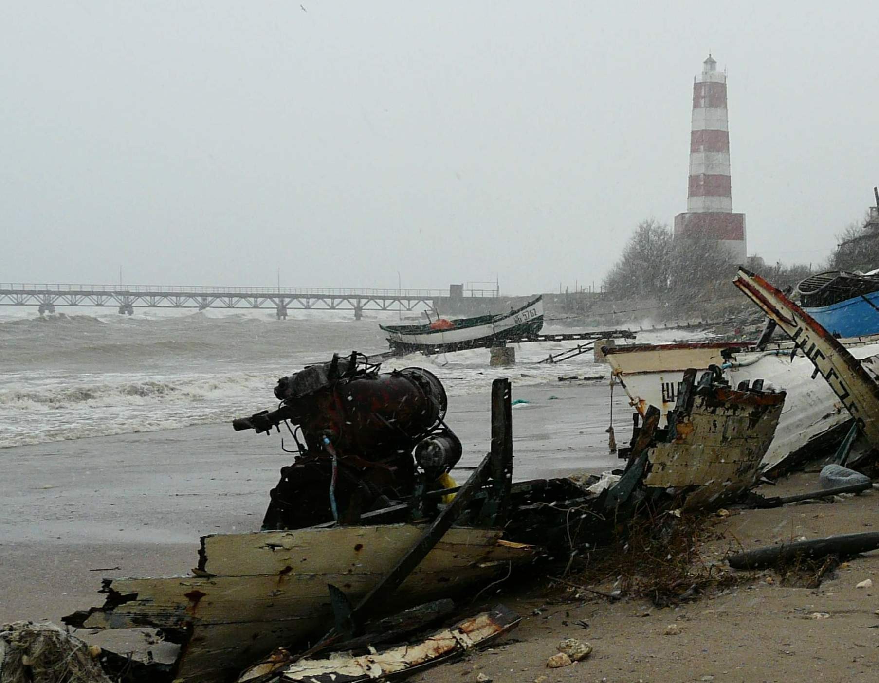 Морето побесня, прави лодките на трески