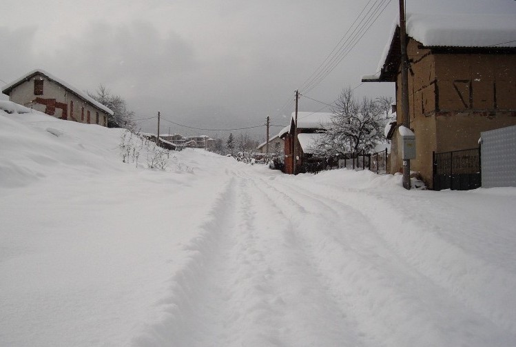 Снегът държи Хасково в бедствено положение 