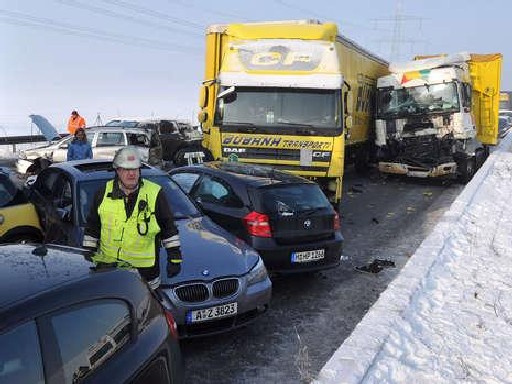 20 ранени след верижна катастрофа със 35 камиона и 171 автомобила
