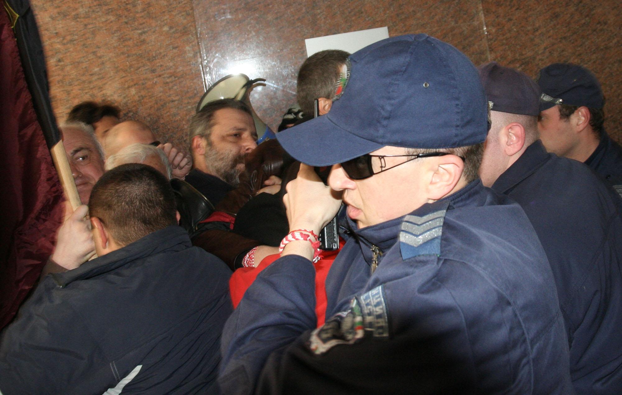 Недоволни от ЧЕЗ в сблъсък с полицията