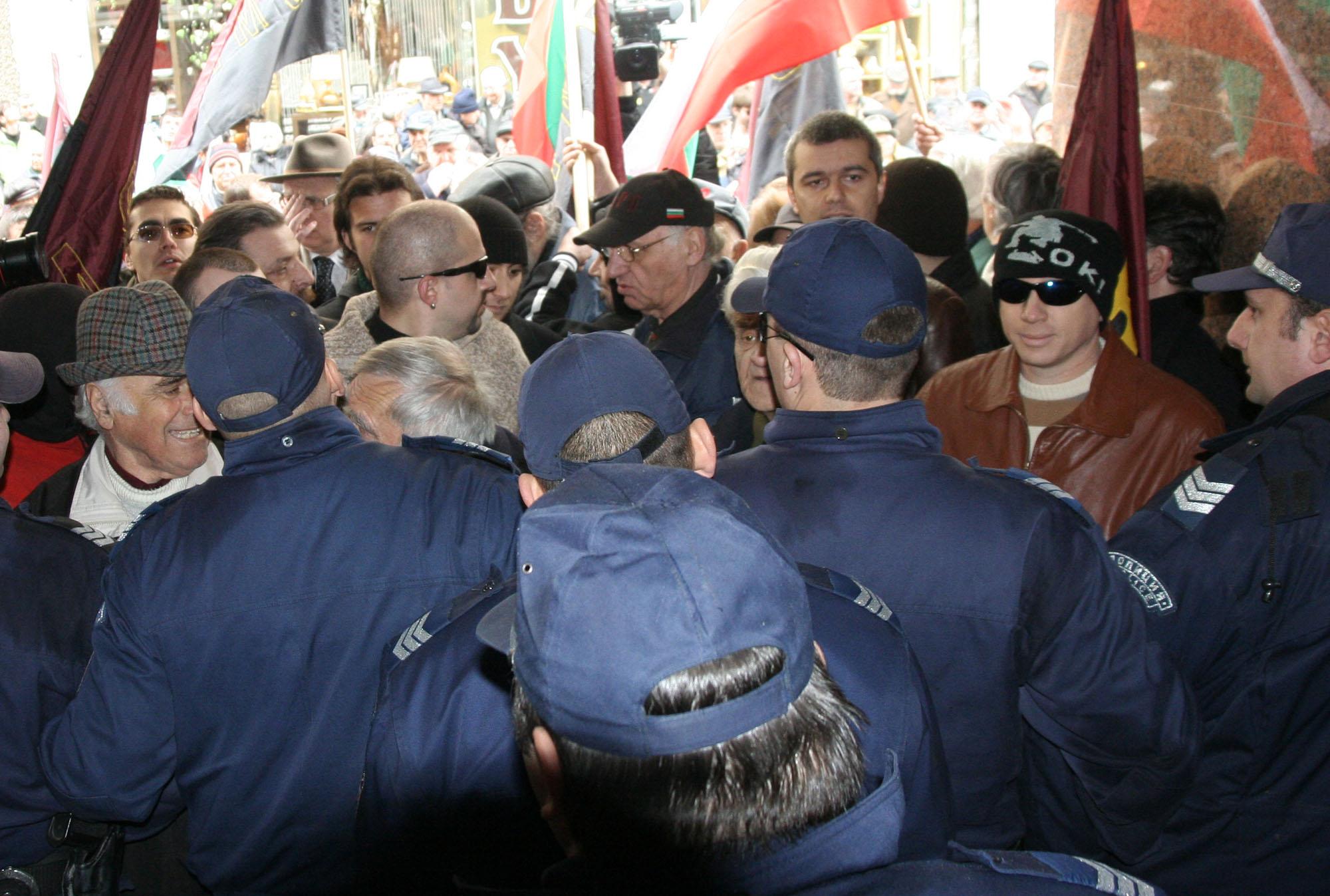 Недоволни от ЧЕЗ в сблъсък с полицията