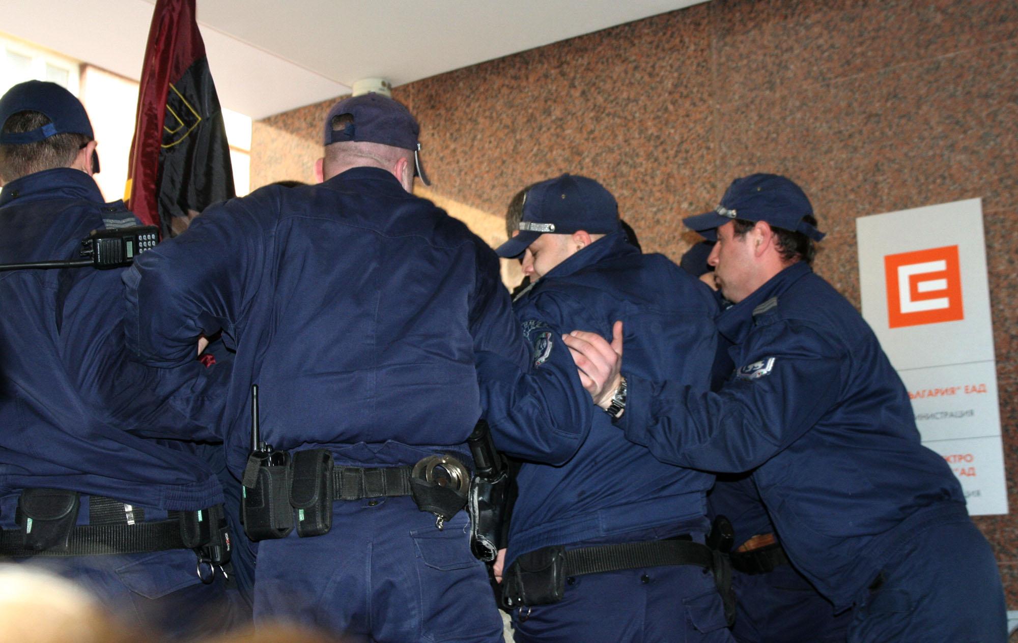 Недоволни от ЧЕЗ в сблъсък с полицията