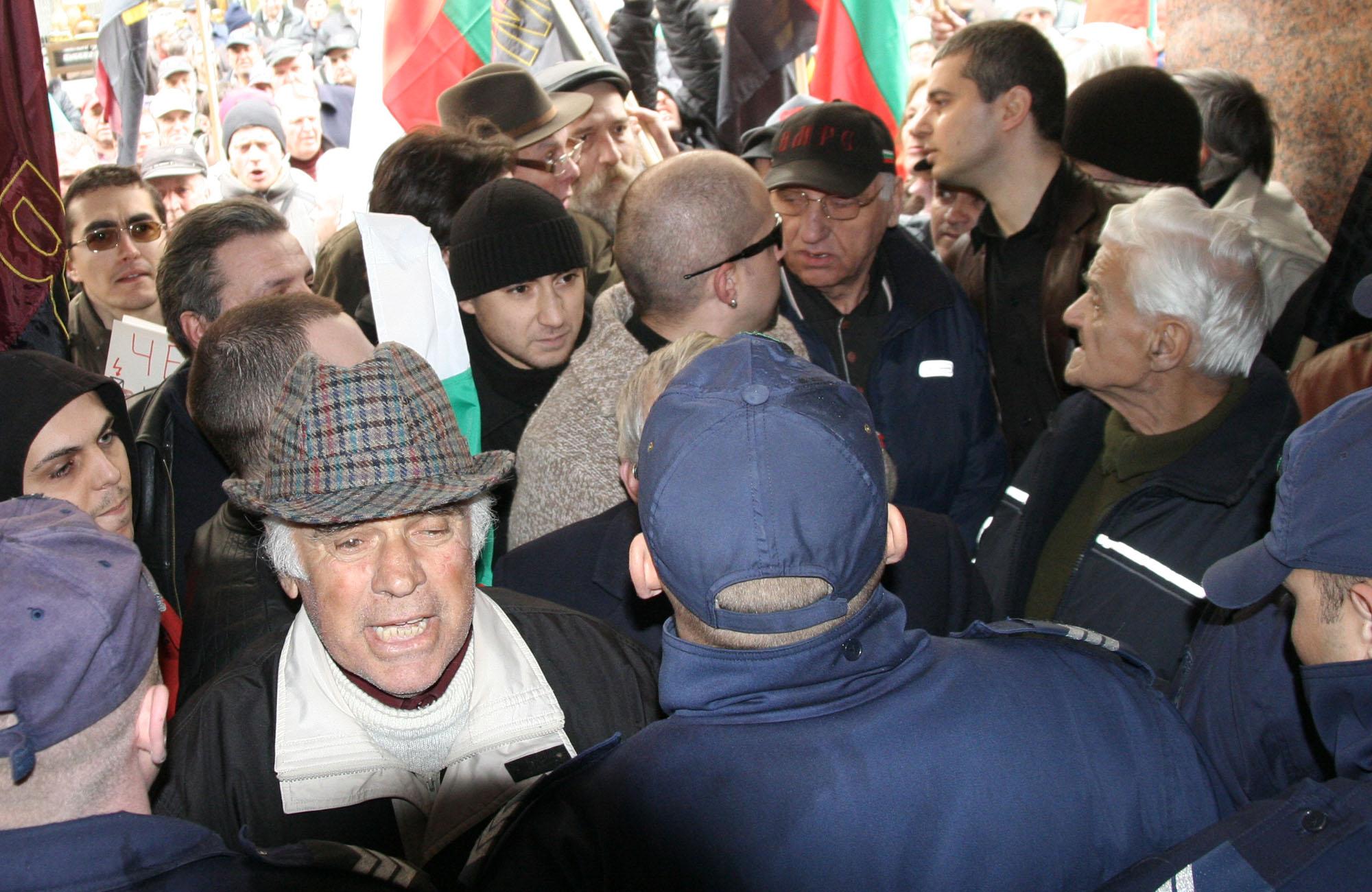 Недоволни от ЧЕЗ в сблъсък с полицията