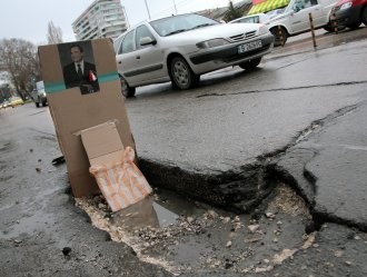 Боядисват дупките по варненските улици