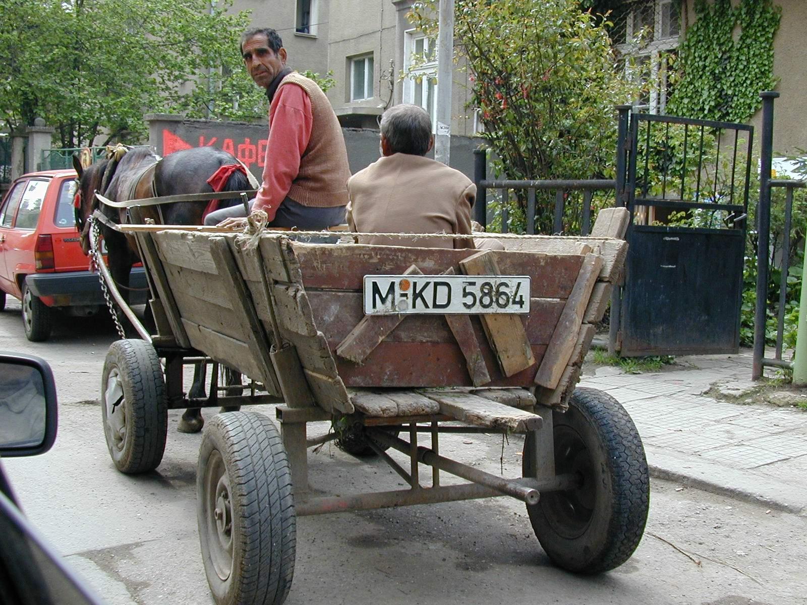Роми продават снаряди край Чирпан