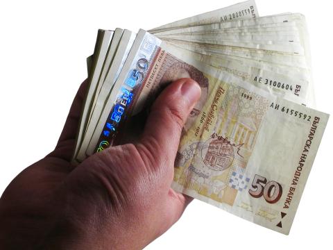 Пиян шофьор пробвал да бутне 200 лв. на полицаи