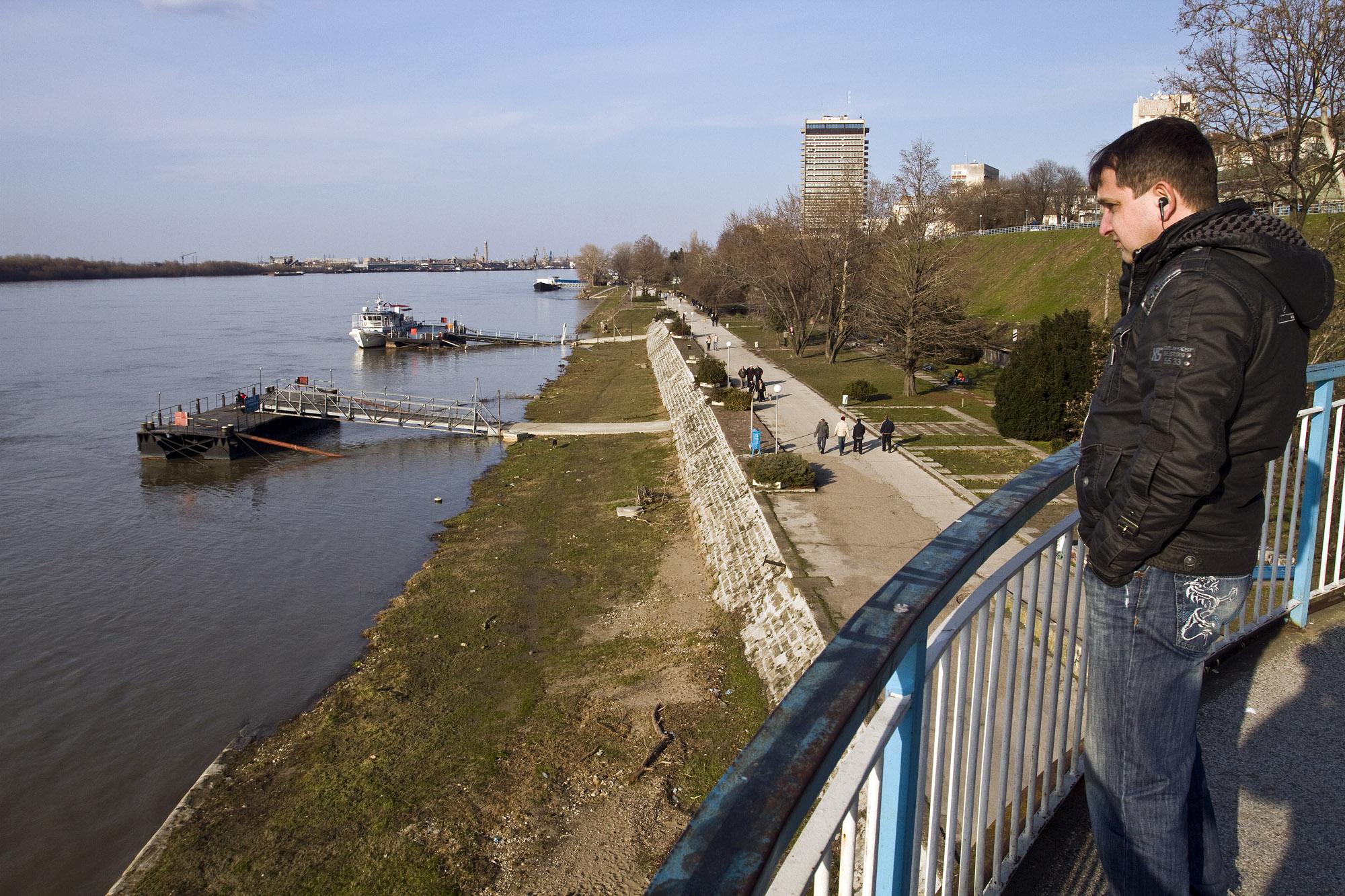 Водолази търсят момче в Дунав