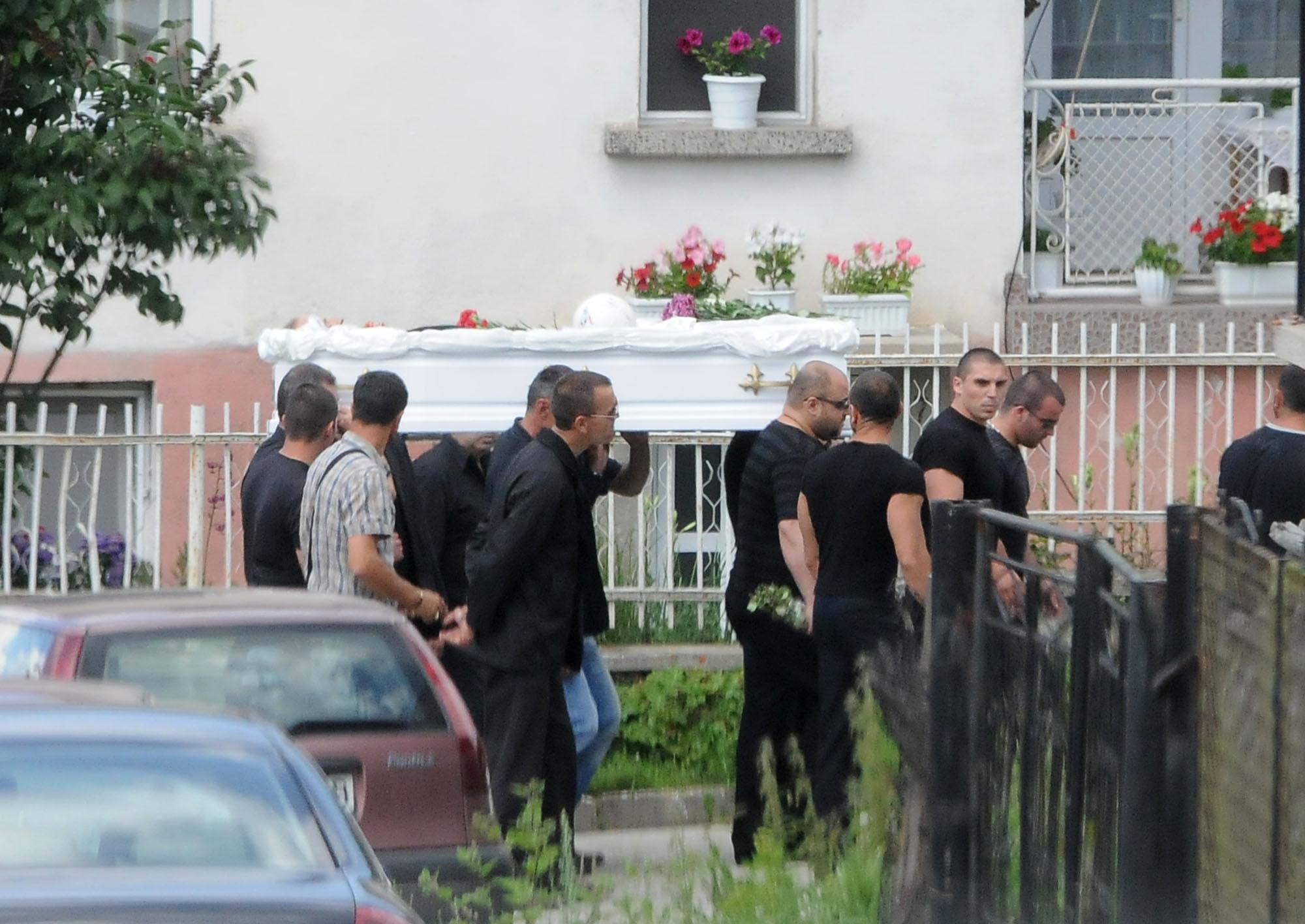 Погребаха Юри Галев в бял ковчег
