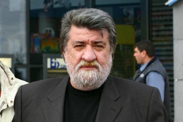 Вежди покани Бойко на  кино