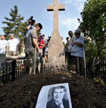 Ексхумираха телата на Николае и Елена Чаушеску