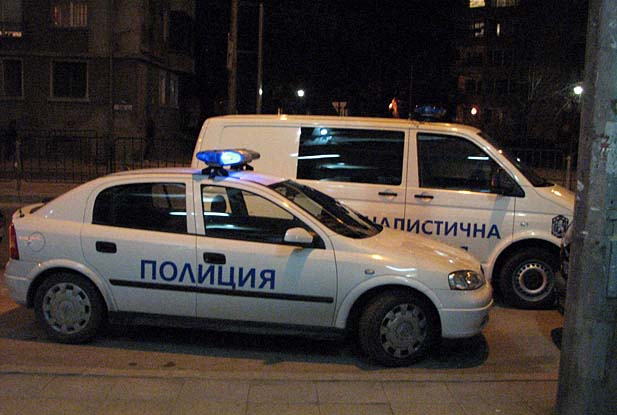 Нощна София: Опасни шофьори налагат родители с бухалки  