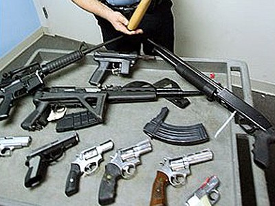Задържаха бургазлия с боен арсенал