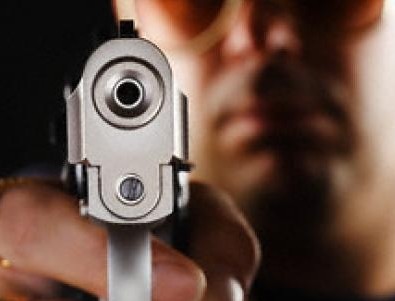 Арестуваха баща, държал на прицел децата си