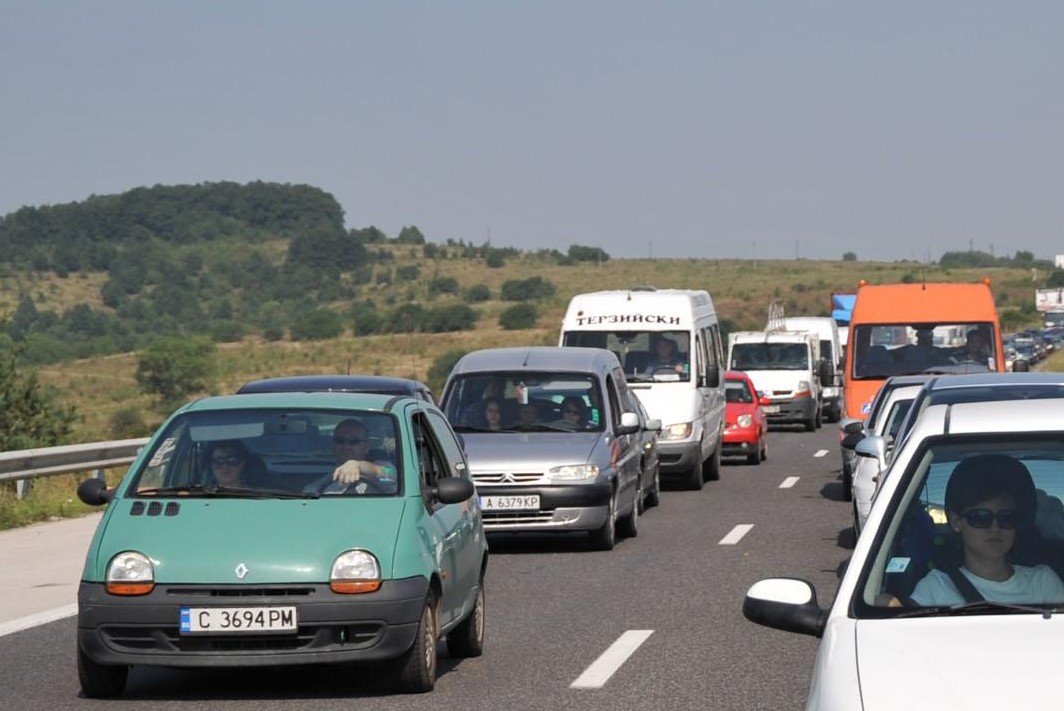 Жадни баби легнаха на магистрала 