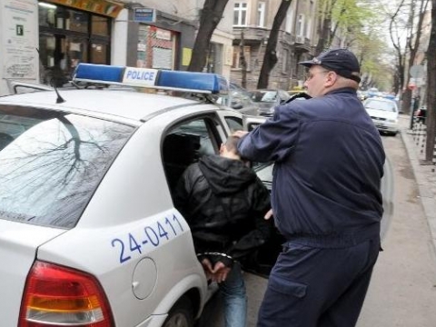 Трима се сбиха за момиче на събор, нападнаха с брадва полицаите