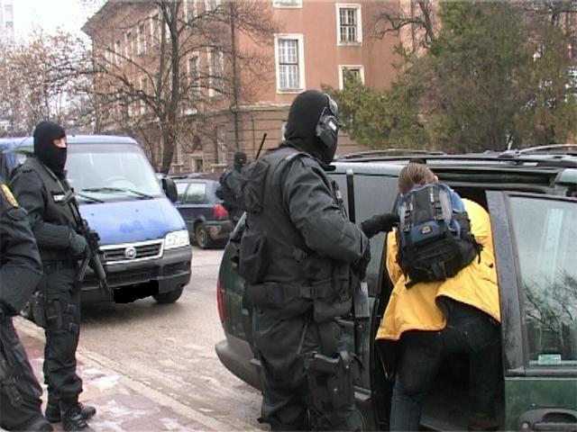 МВР се изявява с "Пластиките" и "Къртиците", задържани са петима