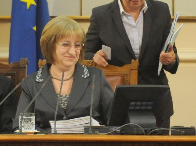 Цачева: Не му е времето за нова Конституция, криза е 