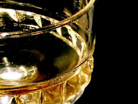 Клиенти замерват барманка, не я нацелват