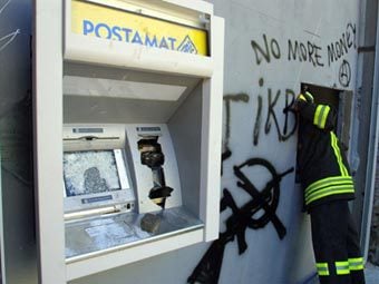 Арестуваха мъжете, които се забиха с кола в банков клон във Вълчедръм и опитаха да откраднат банкомата с парите в него
