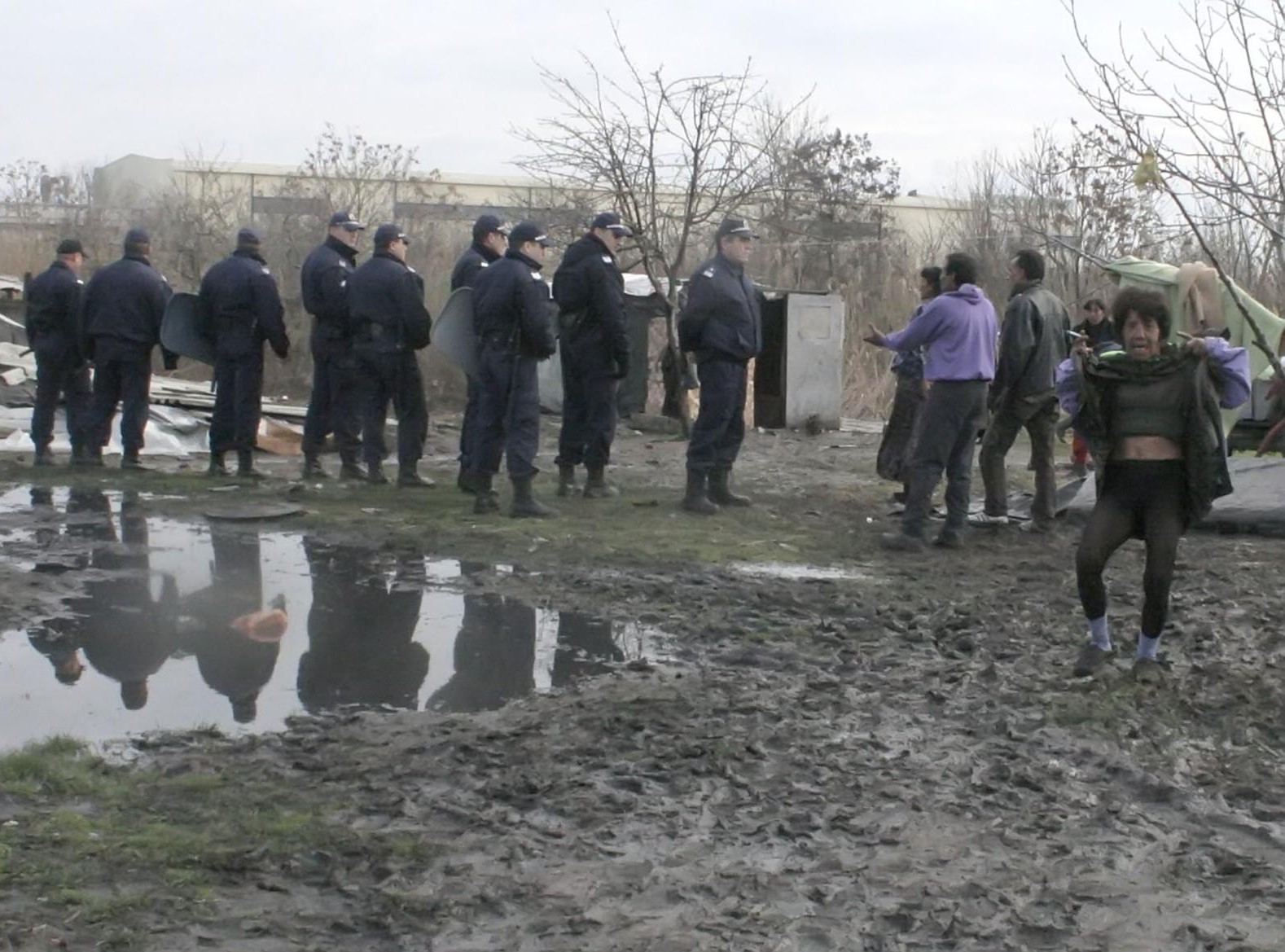 Тумба цигани нападнаха полицаи с колове и брадви