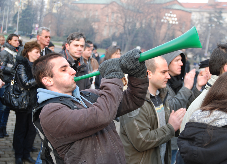 Як полицейски кордон следва протеста срещу мобилните оператори