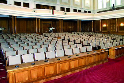Лют скандал в парламента, прекъснаха заседанието
