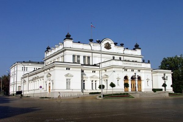 Тежка карма тегне над сградата на Народното събрание