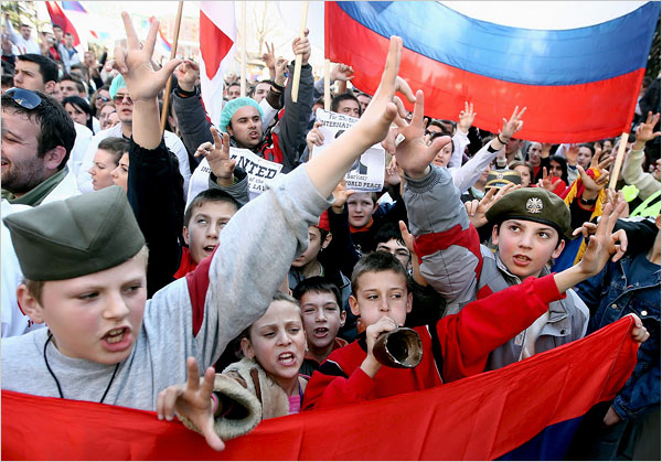 Сърбите - без тоалетна, но с патлак на кръста