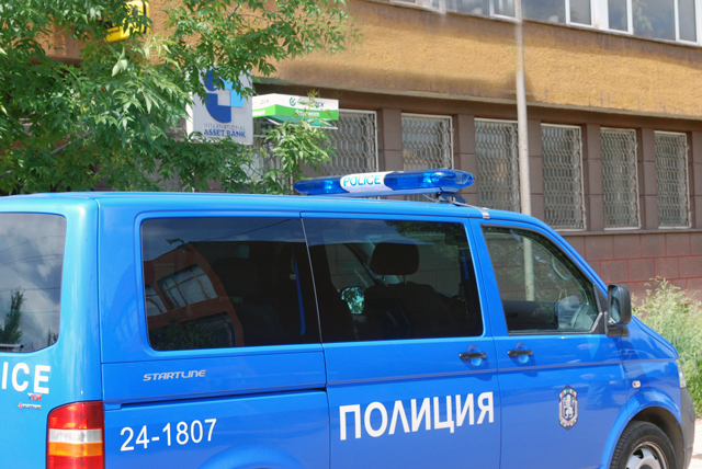 Пипнаха двама нападатели на микробус, дори не го обрали