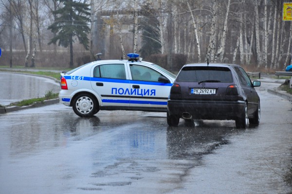 Патрулка с потрошено стъкло след гонитба на непълнолетни джигити