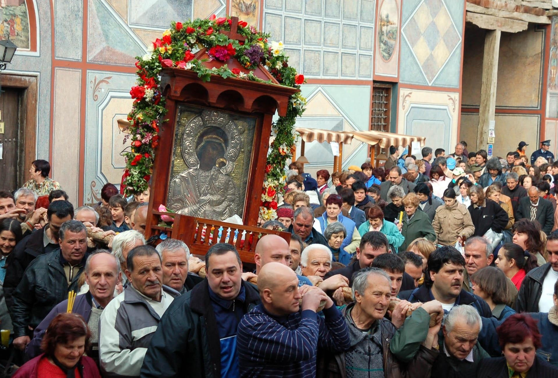 Стотици миряни се стекоха при чудотворната икона