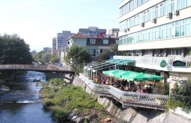 Пиян падна от 4 м в река, само се намокри