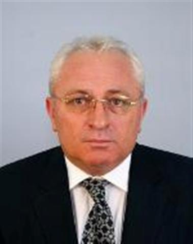 Доган търси висшисти за кметове