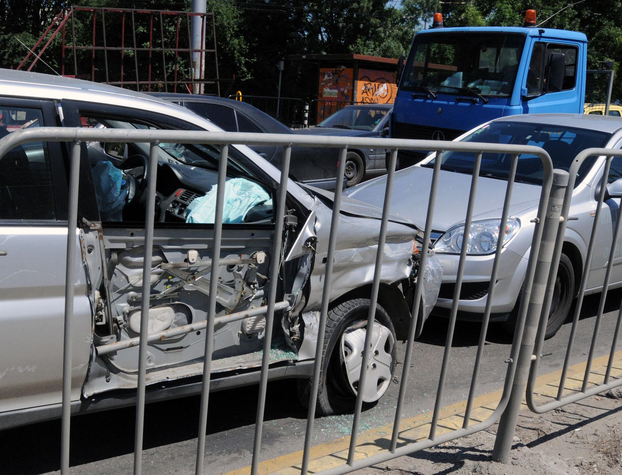 Линейка отнесе врата на автомобил