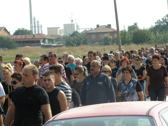 5000 дойдоха на гробищата да изпратят 19-годишния Ангел
