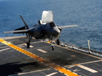 Перспективният изтребител F-35B за първи път кацна на корабна палуба