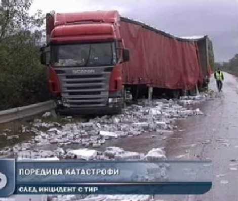 Камион заля път Е-79 с бира