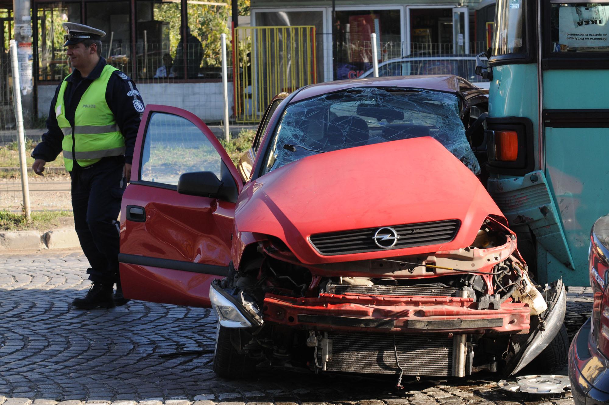 Полицейска кола се заби в автобус за Перник 