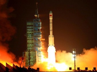 Китайският безпилотен кораб се скачи с космическата станция „Тянгун-1”