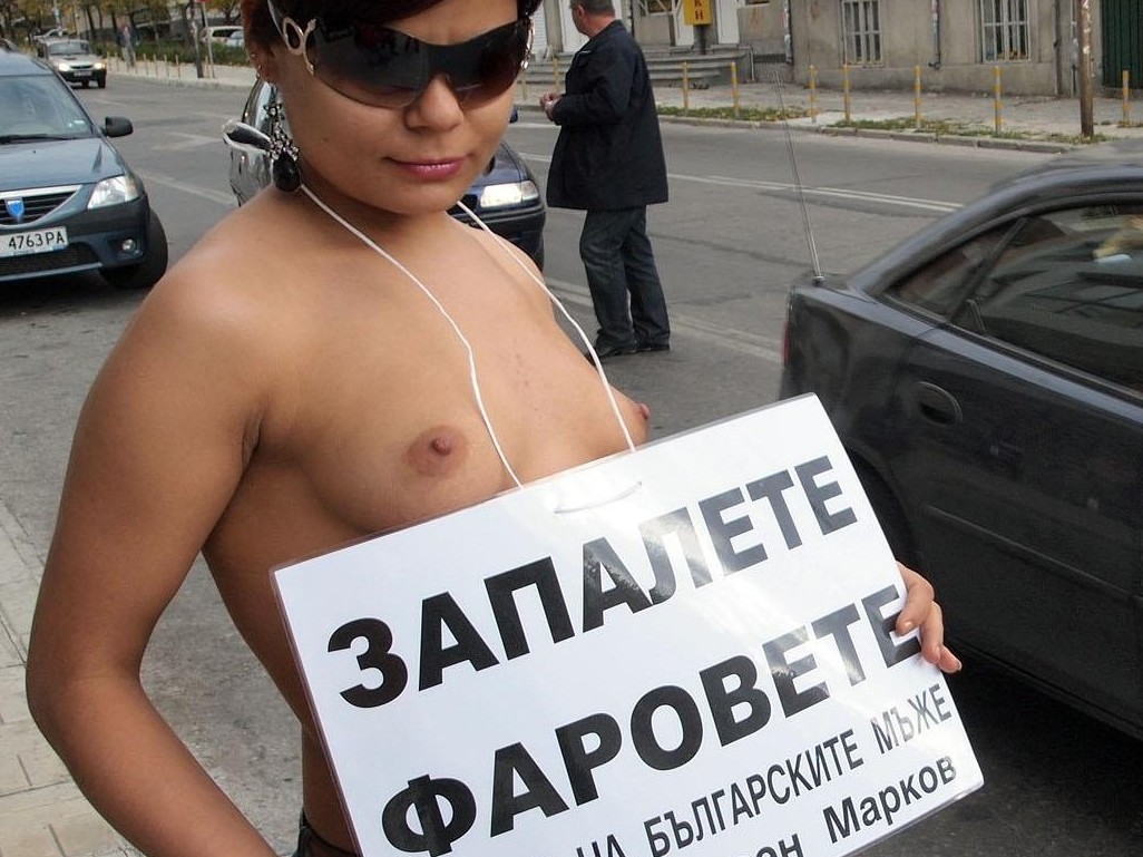 Голи цици палят фарове във Варна