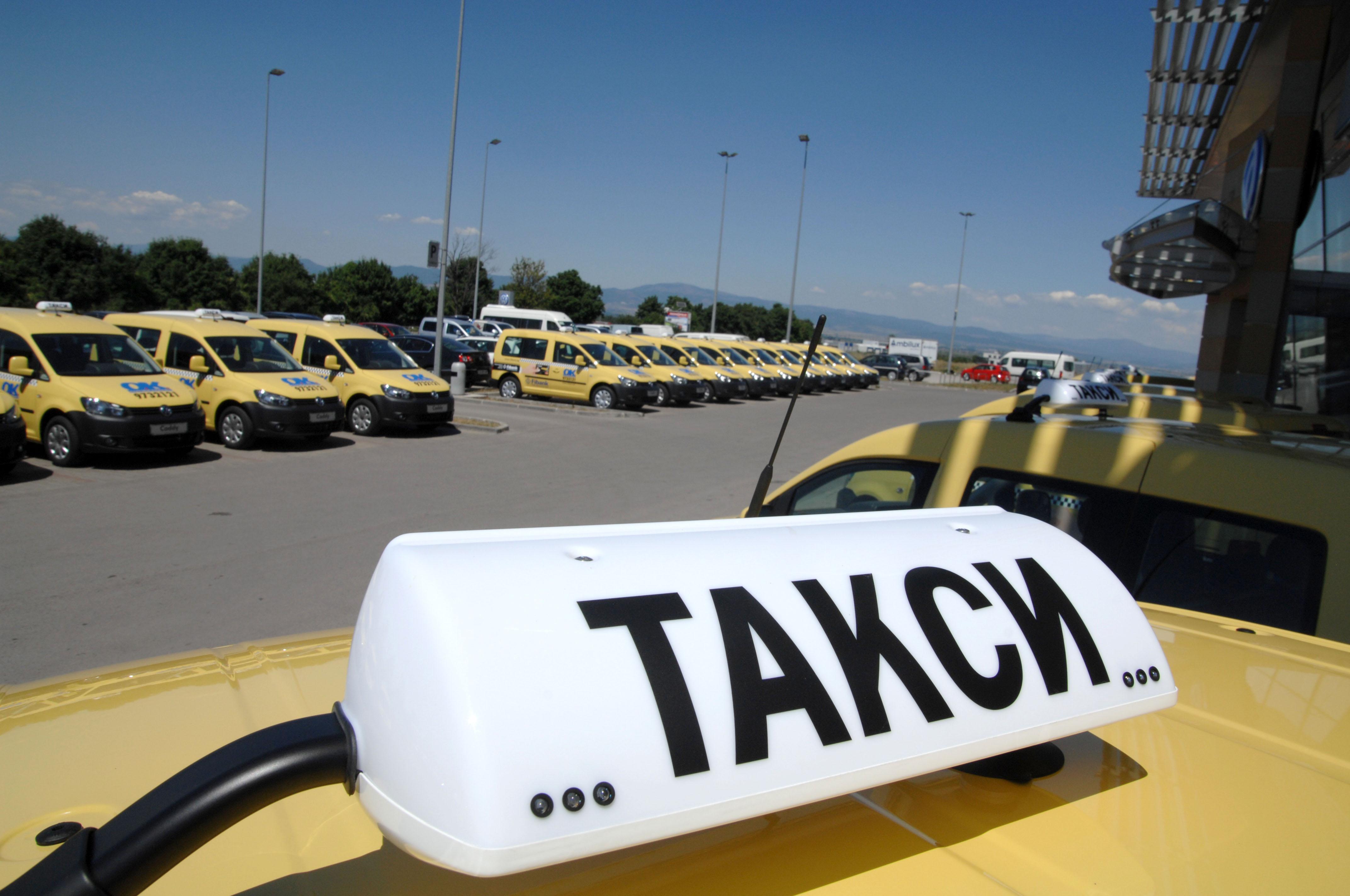 Трима отвличат такси, катастрофират