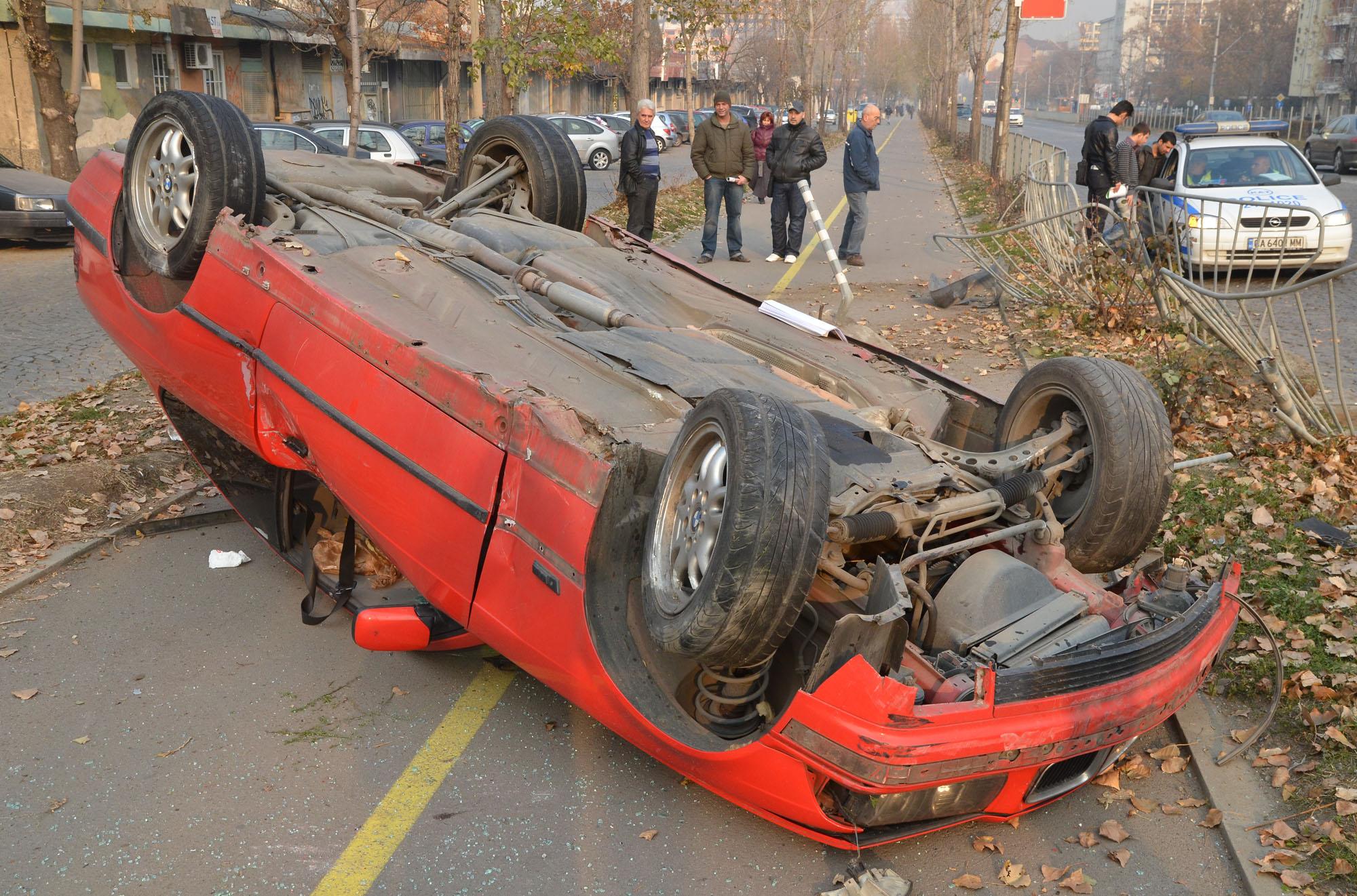 БМВ се обърна на пешеходна алея
