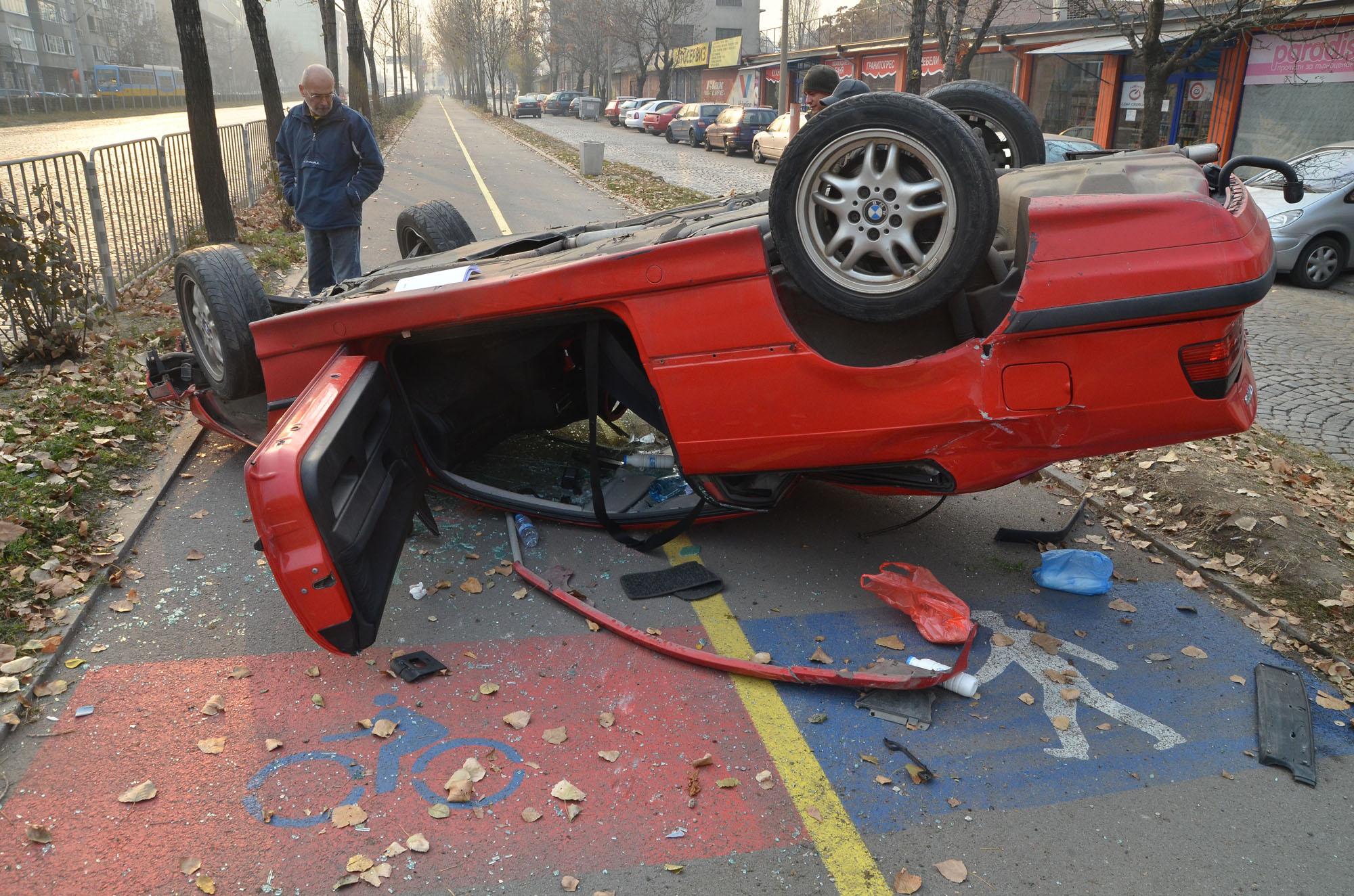 БМВ се обърна на пешеходна алея